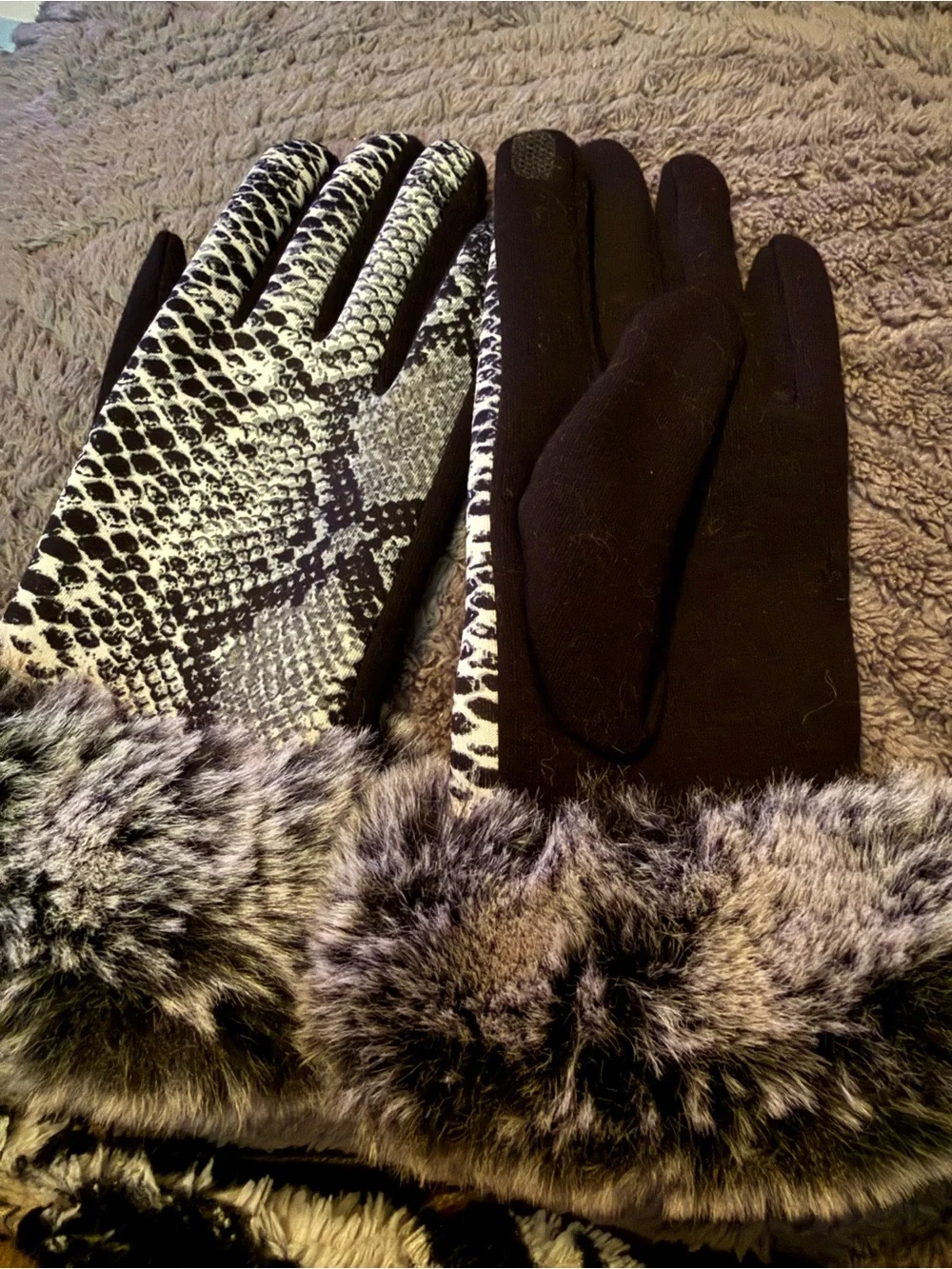 Women's Black & White Faux Fur Cuff Winter Gloves